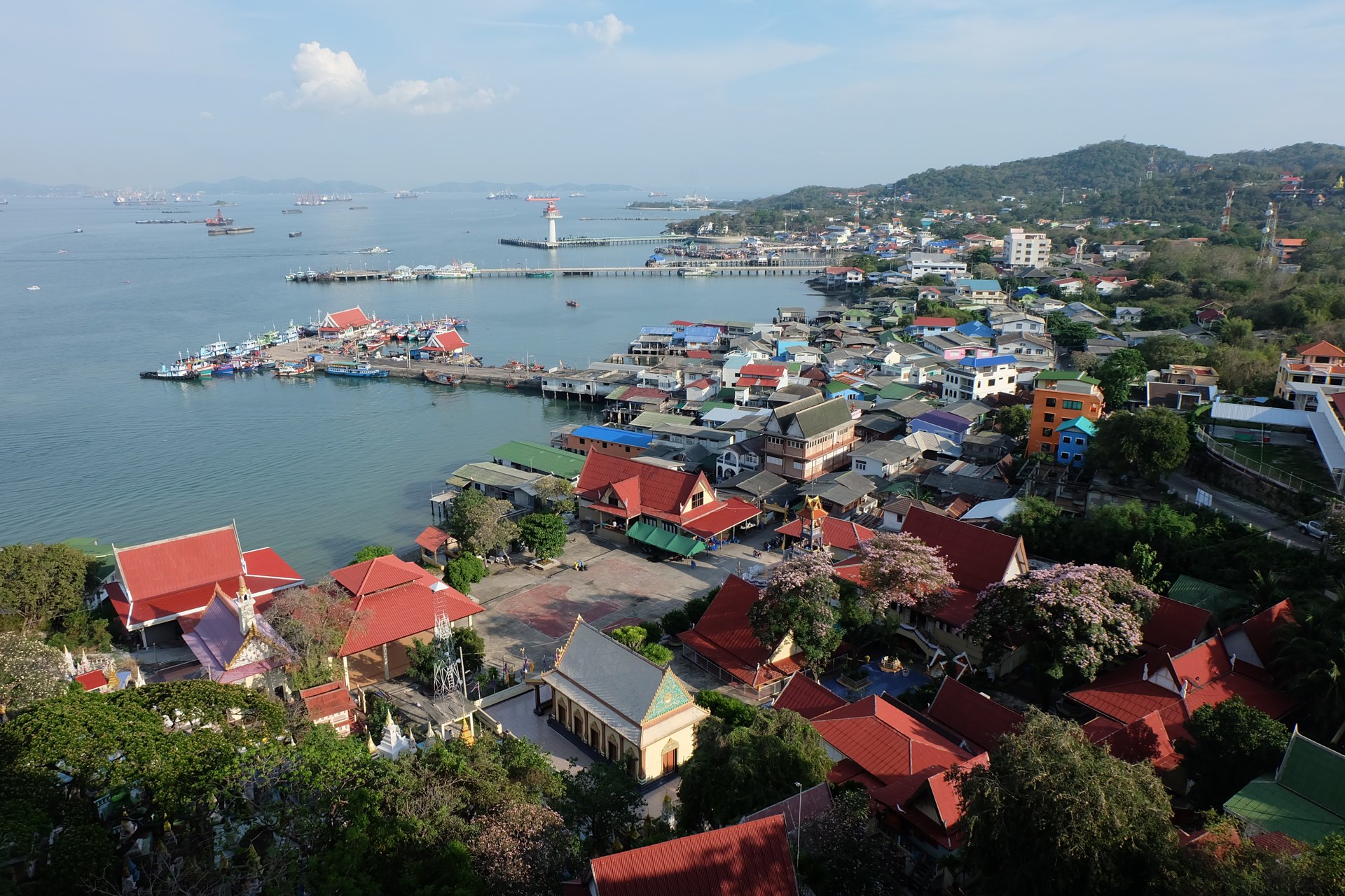 ทิวทัศน์ทะเลและชุมชนบนเกาะสีชัง