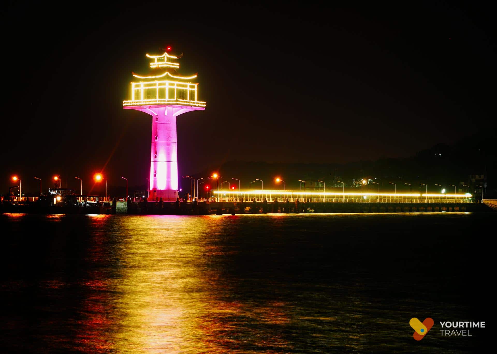 ภาพชายฝั่งเกาะสีชังประกอบบรรยากาศยามค่ำ